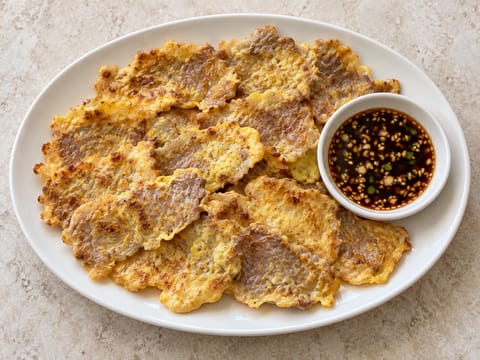 Gogijeon (koreanische, in der Pfanne gebratene Rindfleischscheiben) Gogijeon (koreanische, in der Pfanne gebratene Rindfleischscheiben)