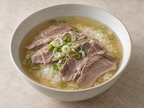 Gomtang (klare koreanische Rinderknochensuppe mit Rinderbrust) Gomtang (klare koreanische Rinderknochensuppe mit Rinderbrust)