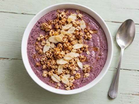 Smoothie bowl med granola-knas Smoothie bowl med granola-knas