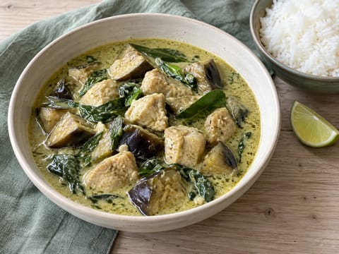 Thaimaalainen vihreä curry kanalla ja munakoisolla
