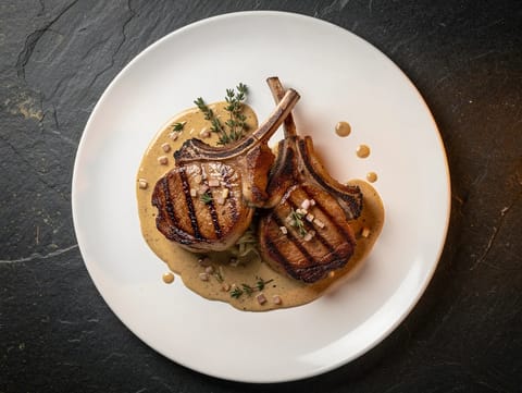 Gegrilltes Côte de Porc mit Dijon-Senfsoße