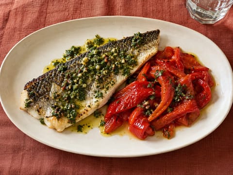 Grillad havsabborre med chermoula och rostade paprikor