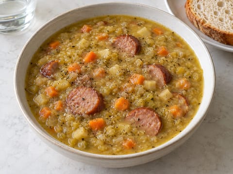 Grochówka (zuppa polacca di piselli spezzati con salsiccia affumicata) Grochówka (zuppa polacca di piselli spezzati con salsiccia affumicata)