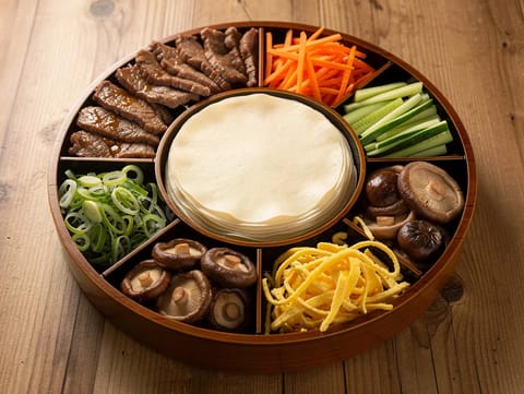 Gujeolpan (koreansk kongeligt ni-rumsfad med crêpes)