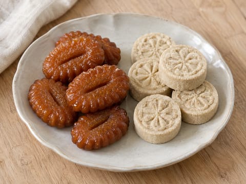 Hangwa (koreansk utvalg av tradisjonelle søtsaker) Hangwa (koreansk utvalg av tradisjonelle søtsaker)