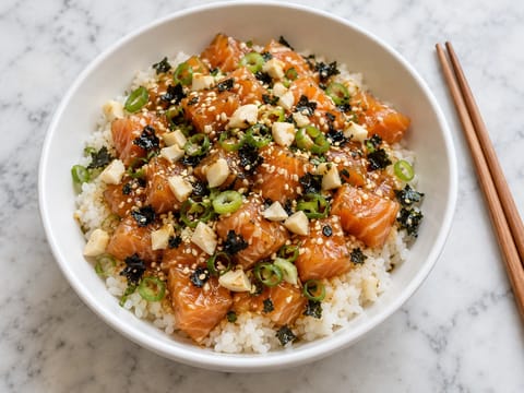 Poke bowl de salmão ao estilo havaiano Poke bowl de salmão ao estilo havaiano