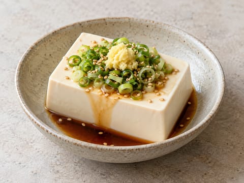 Hiyayakko (gekühlter Tofu mit Toppings)