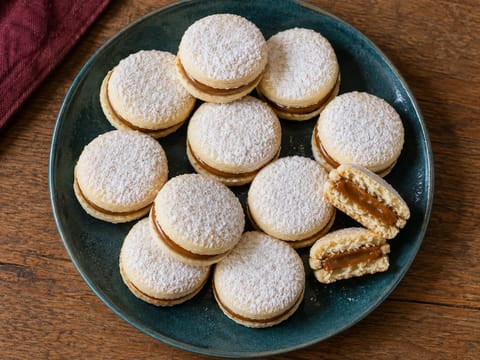 Alfajores (Kruche ciasteczka przekładane dulce de leche) Alfajores (Kruche ciasteczka przekładane dulce de leche)