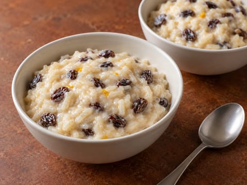 Latynoamerykański pudding ryżowy z cynamonem, skórką cytrusową i rodzynkami Latynoamerykański pudding ryżowy z cynamonem, skórką cytrusową i rodzynkami
