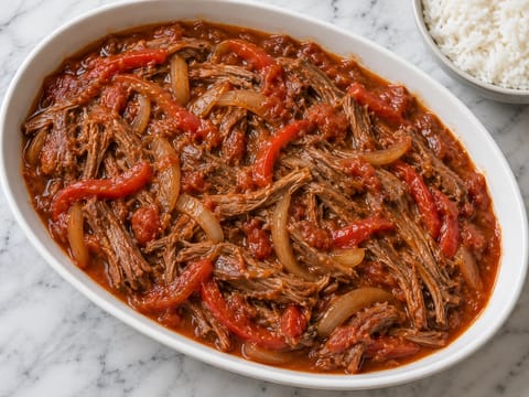 Ropa Vieja (revitty naudanrinta tomaatti-paprikakastikkeessa) Ropa Vieja (revitty naudanrinta tomaatti-paprikakastikkeessa)