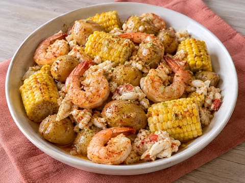 Karibisk seafood boil til høytid med reker, krabbe og mais
