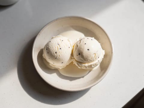 Zelfgemaakt vanille-ijs met vanillestokje Zelfgemaakt vanille-ijs met vanillestokje