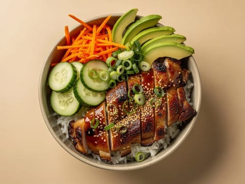 Poke bowl s kuřetem na medu a česneku