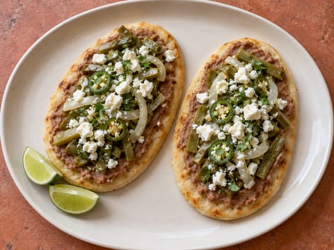 Huaraches de Frijol con Nopales (masakakor med bönor och kaktus)