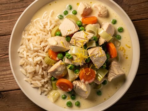 Hühnerfrikassee (fricassea tedesca di pollo con riso) Hühnerfrikassee (fricassea tedesca di pollo con riso)