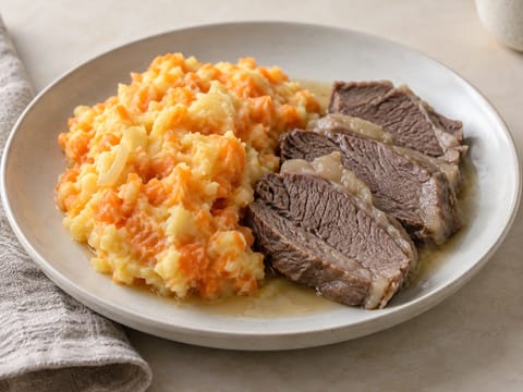 Hutspot met Klapstuk (purée de carottes et oignons avec bœuf bouilli) Hutspot met Klapstuk (purée de carottes et oignons avec bœuf bouilli)