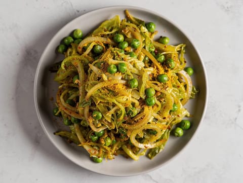 Patta Gobi Matar (Indyjskie stir-fry z kapusty i groszku)