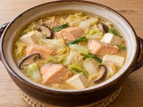 Ishikari Nabe (Somonlu ve Misolu Sıcak Tencere) Ishikari Nabe (Somonlu ve Misolu Sıcak Tencere)