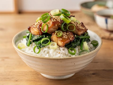 Soya, Mirin ve Zencefilli Japon Tavuklu Pirinç Kasesi