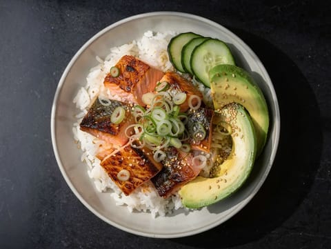 Rice bowl giapponese al salmone con soia e mirin