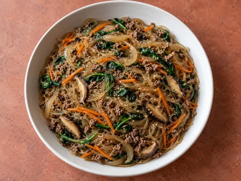 Japchae (koreański makaron szklany z wołowiną i warzywami)