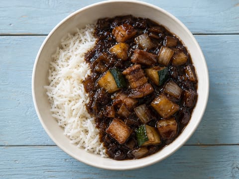 Jjajangbap (riz à la sauce aux haricots noirs)