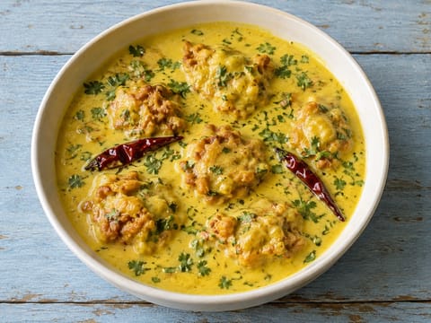 Kadhi Pakora (yoghurtcurry med kikertfritters)