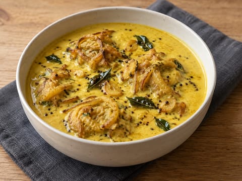 Kadhi Pakora (joghurtos curry hagymás pakorával) Kadhi Pakora (joghurtos curry hagymás pakorával)