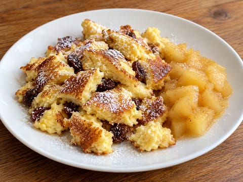Kaiserschmarrn (panqueca rasgada) com compota de maçã Kaiserschmarrn (panqueca rasgada) com compota de maçã
