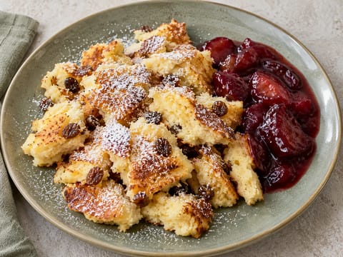 Kaiserschmarrn (frittella spezzettata con composta di prugne) Kaiserschmarrn (frittella spezzettata con composta di prugne)