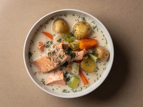 Kalakeitto (finnische Lachssuppe mit Dill und Kartoffeln) Kalakeitto (finnische Lachssuppe mit Dill und Kartoffeln)
