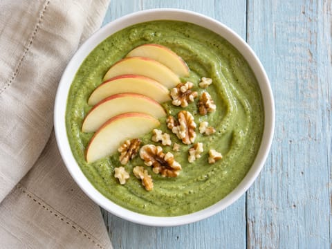 Taça de smoothie de couve kale e maçã Taça de smoothie de couve kale e maçã