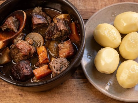 Karjalanpaisti (finnischer Rind- und Schweineeintopf)
