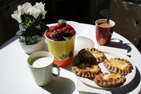 Karjalanpiirakka (karelische Roggenpasteten mit Reisbrei und Eierbutter) Karjalanpiirakka (karelische Roggenpasteten mit Reisbrei und Eierbutter)