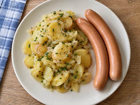 Kartoffelsalat mit Würstchen (varm tysk potetsalat med frankfurtere)
