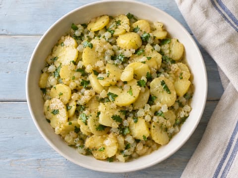Silvester Kartoffelsalat (niemiecka sałatka ziemniaczana z ciepłym dressingiem)