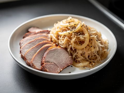 Kassler mit Sauerkraut (porsasta haudutetun hapankaalin kanssa) Kassler mit Sauerkraut (porsasta haudutetun hapankaalin kanssa)