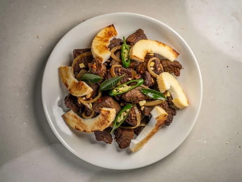 Kerala Beef Fry s plátky kokosu Kerala Beef Fry s plátky kokosu
