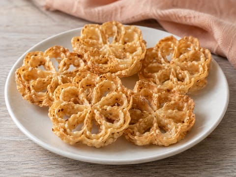 Khanom Dok Jok (biscotti thailandesi a fiore) Khanom Dok Jok (biscotti thailandesi a fiore)