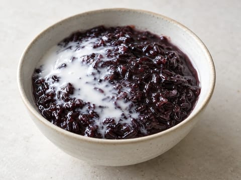 Khao Niew Dam (thailändsk dessert på svart klibbigt ris) Khao Niew Dam (thailändsk dessert på svart klibbigt ris)