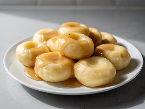 Kluski Śląskie (gnocchi slesiani di patate con sugo)