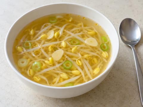 Kongnamul Guk (soupe coréenne aux pousses de soja) Kongnamul Guk (soupe coréenne aux pousses de soja)
