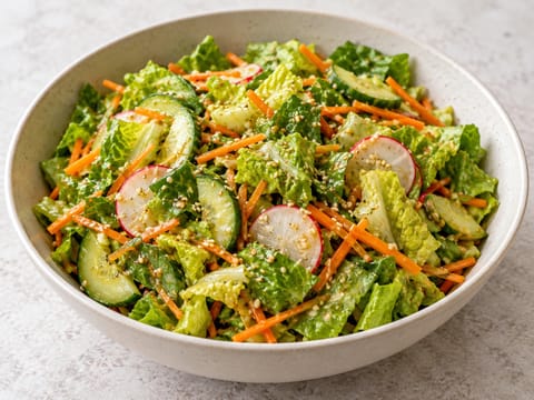 Koreanische Salat-Bowl mit Sesamdressing Koreanische Salat-Bowl mit Sesamdressing