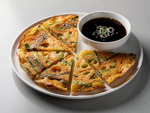 Pajeon moderno de legumes (panqueca coreana de cebolinho e legumes) Pajeon moderno de legumes (panqueca coreana de cebolinho e legumes)