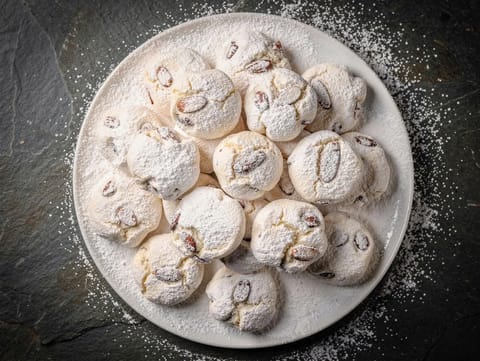 Kourabiedes (græske julemandelkager) Kourabiedes (græske julemandelkager)