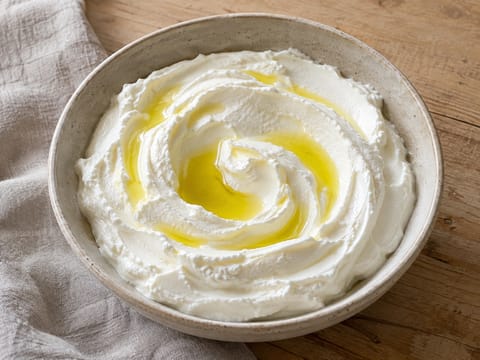 Labneh (yogurt colato) Labneh (yogurt colato)