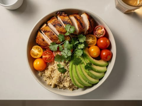 Bowl de poulet aux herbes à la latino avec quinoa et avocat