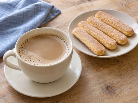 Latte e Caffè con Biscotti (kaffe med mælk og dyppekiks) Latte e Caffè con Biscotti (kaffe med mælk og dyppekiks)