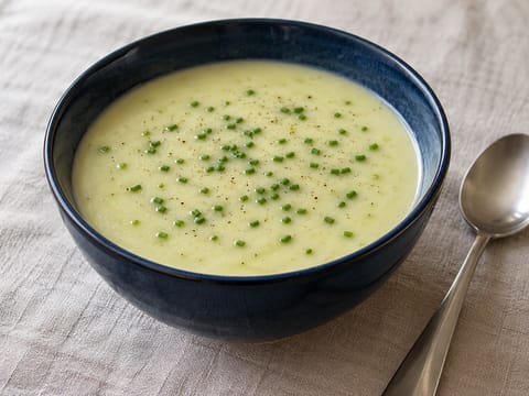 Prei-aardappelsoep met room en bieslook Prei-aardappelsoep met room en bieslook