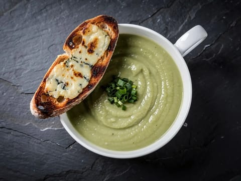Supă de praz și cartofi cu toast cu Stilton Supă de praz și cartofi cu toast cu Stilton